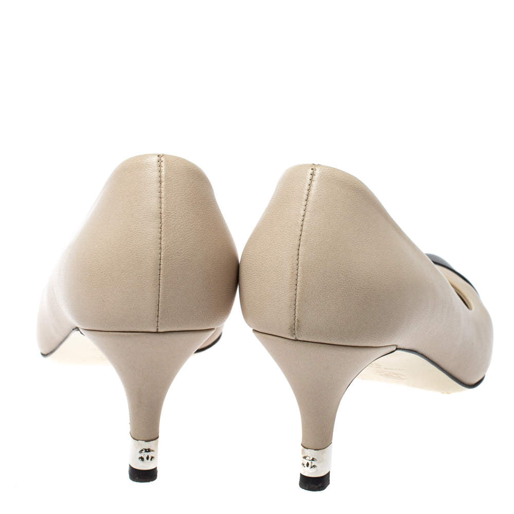 Original Chanel Cream White/Black Leather Cap Toe Pumps Size 38