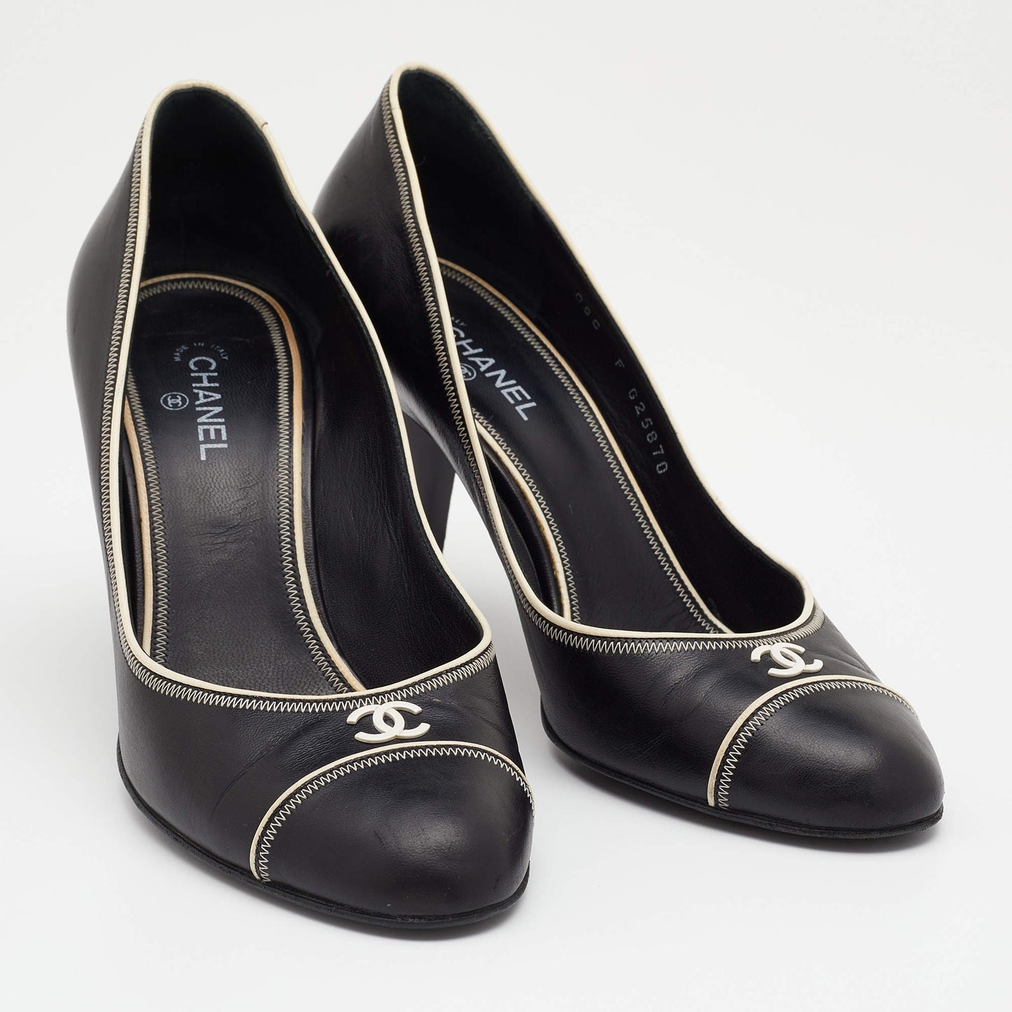 Original Chanel Black/White Leather CC Pumps Size 39